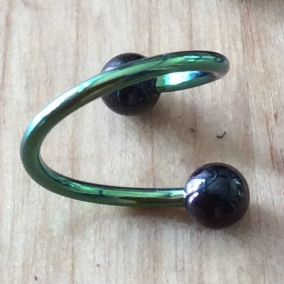 NWOT Green Body Jewelry (belly button ring?) - Picture 2 of 2